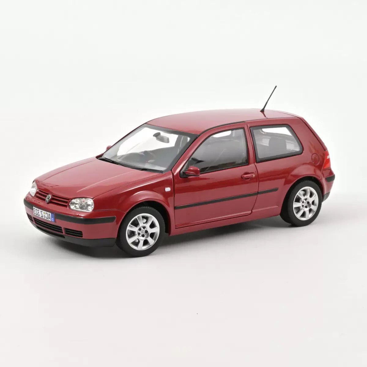 Norev - 2002 Volkswagen Golf 1:18 Diecast Model Car - Red